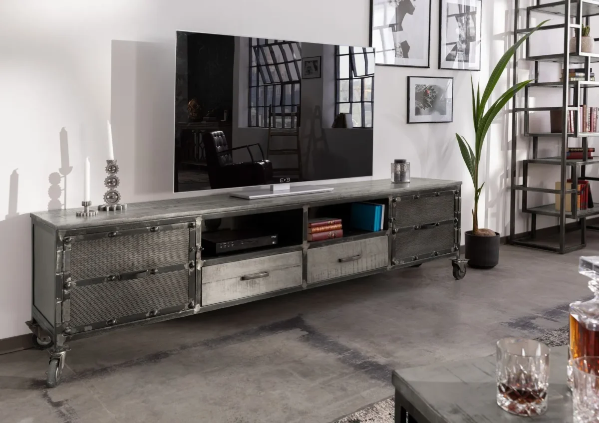Objets décoratifs design posés sur une console dans un salon lumineux
