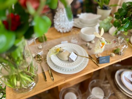 Assiettes et pièces de vaisselle disposées sur une table dressée pour un cadeau d'art de la table