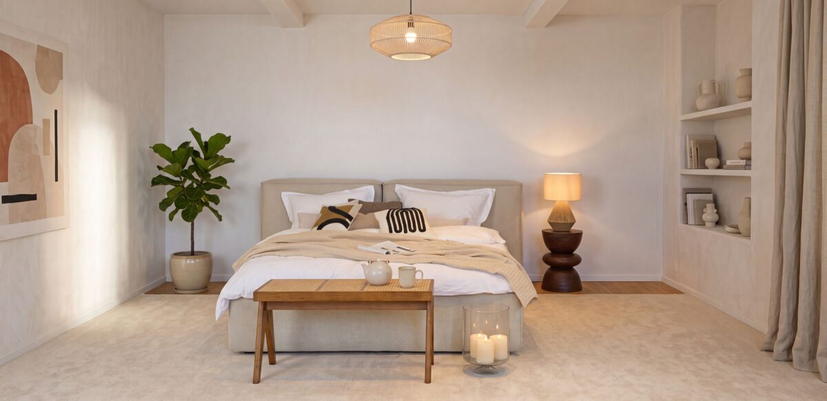 Cadeaux utiles pour une chambre cosy : plaid épais, lampe de chevet et panier en osier au pied du lit