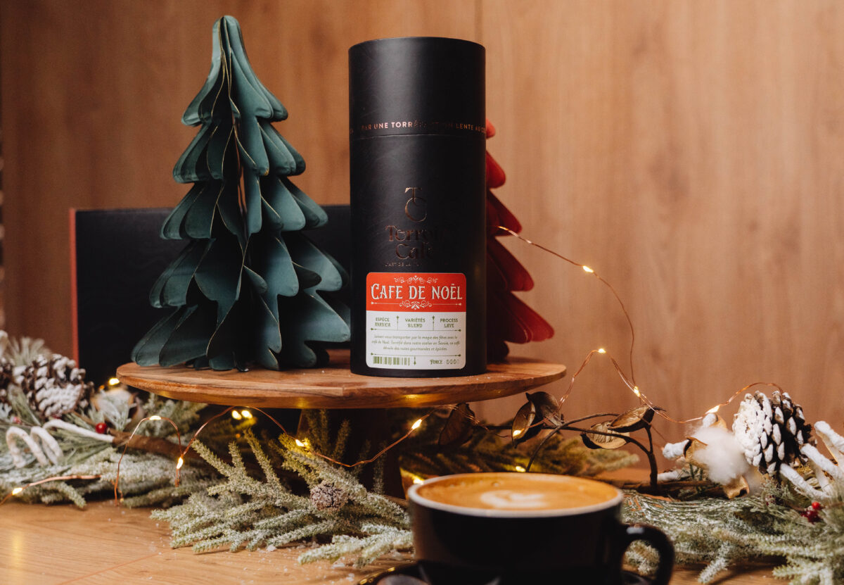Coffret cadeau de thés et de cafés en grains accompagné d'une tasse, d'une théière et d'une cuillère doseuse