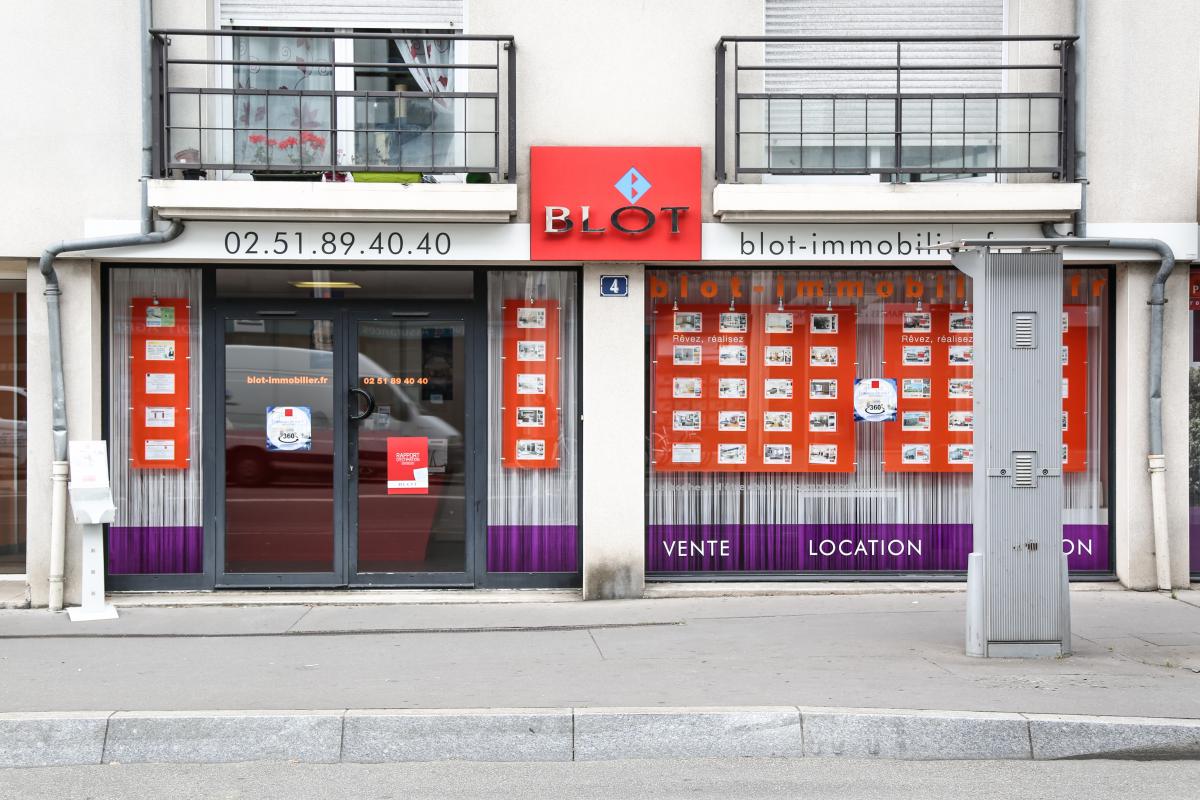 Façade d'une agence immobilière Blot Immobilier dans une ville du Grand Ouest