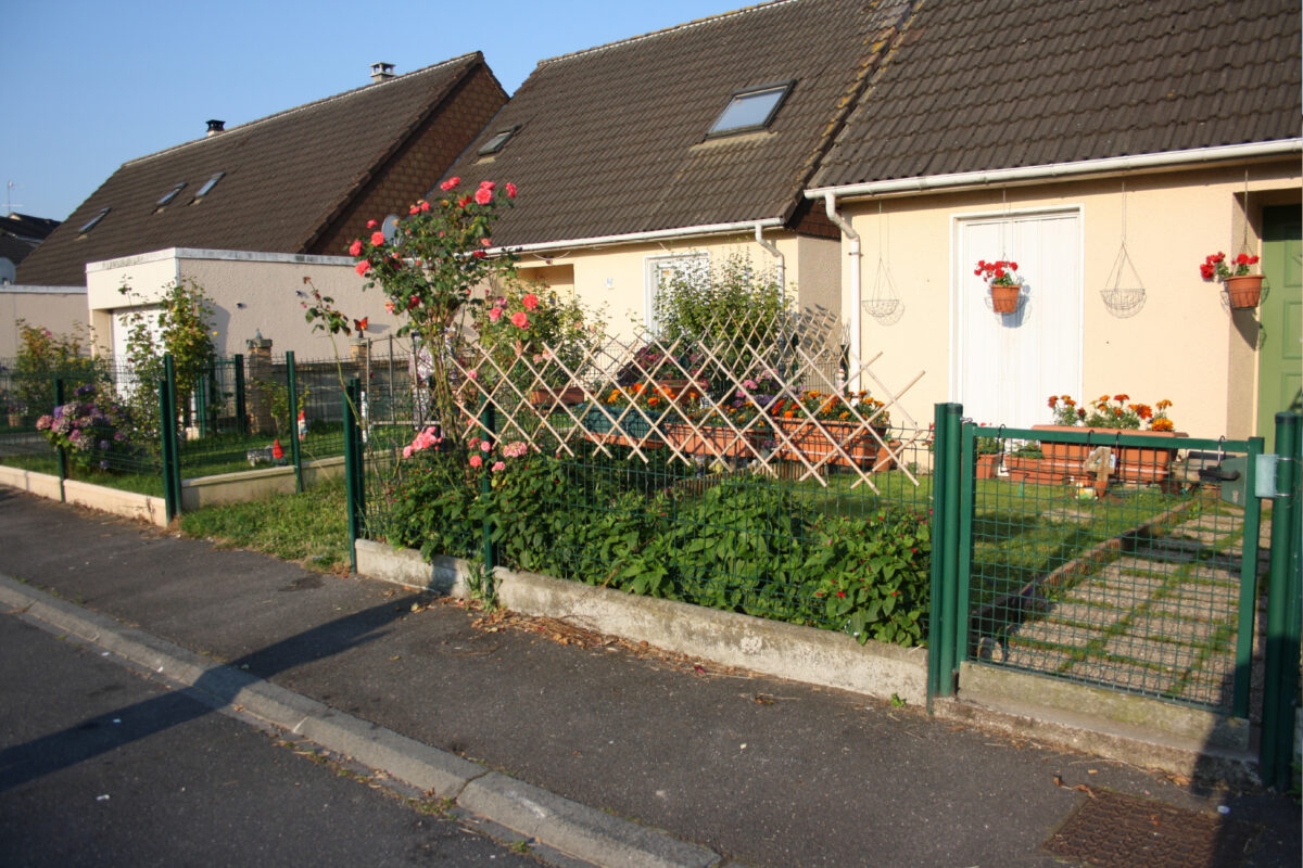 Façade d'un immeuble de logements sociaux géré par MonLogement27 dans le département de l'Eure