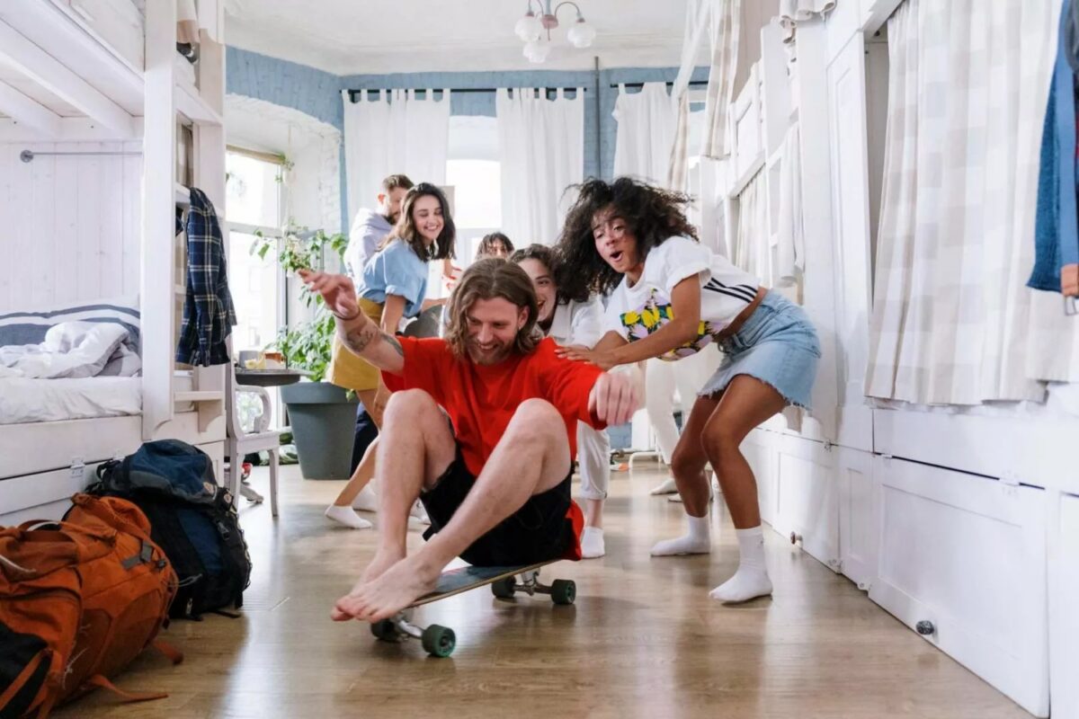 Grand salon lumineux partagé dans un logement en coliving