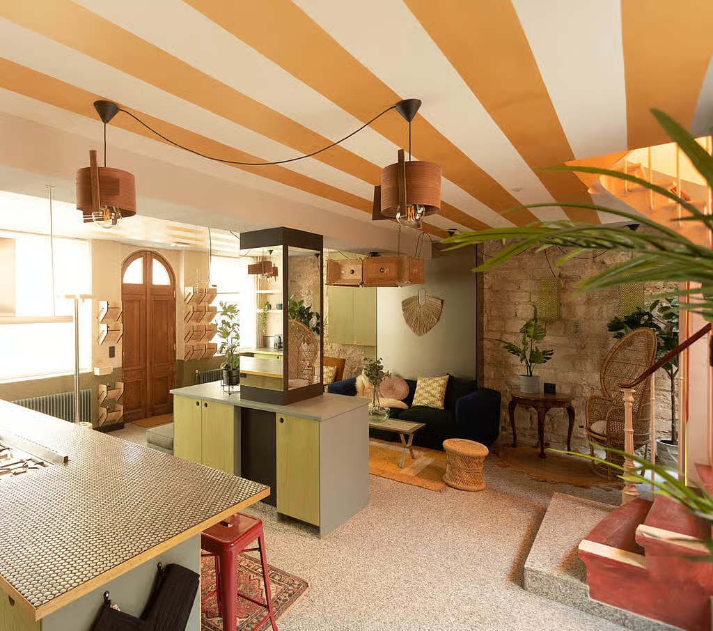 Espace commun de coliving à Paris avec table de travail et cuisine équipée