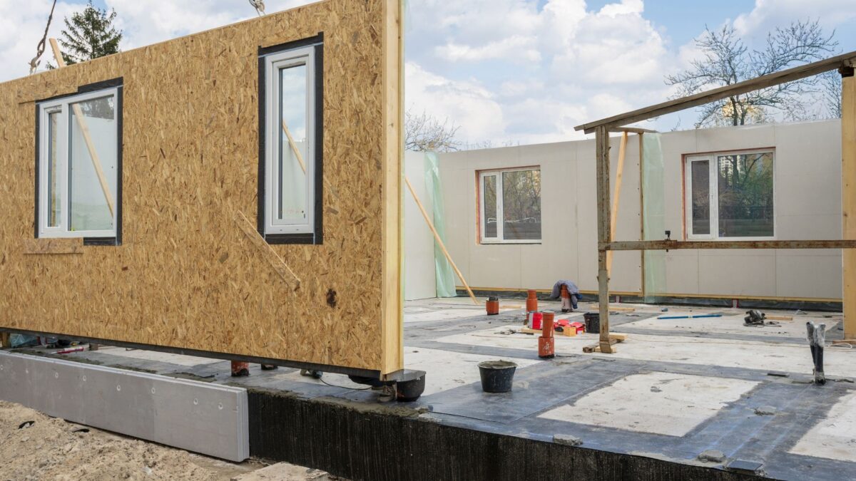 Modules de construction modulaire préfabriqués en usine avant leur assemblage sur le site