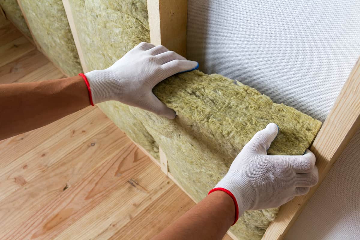 Doublage isolant posé sur un mur intérieur lors d'une rénovation